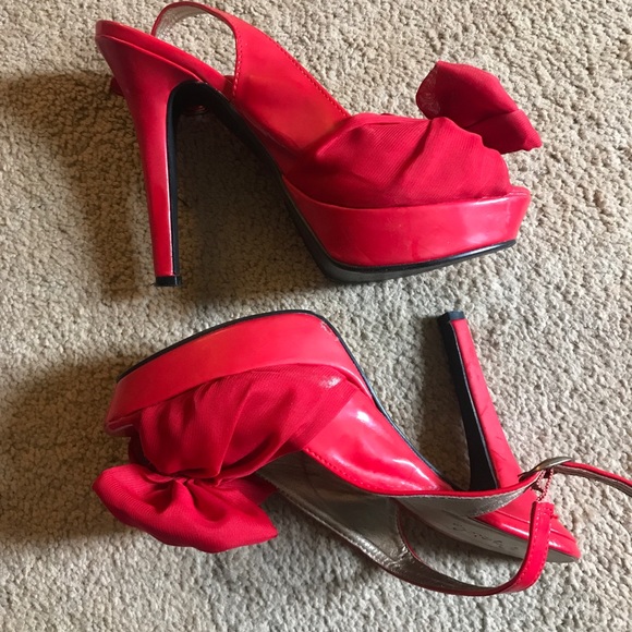 Shoes - 💋RED HEELS WITH BOW